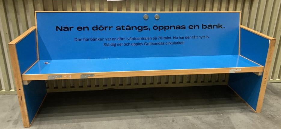 When a door closes, a bench opens. This bench was a door in the health center in the 70s. Now it has been given a new life. Sit down and experience Gottsunda's circularity!